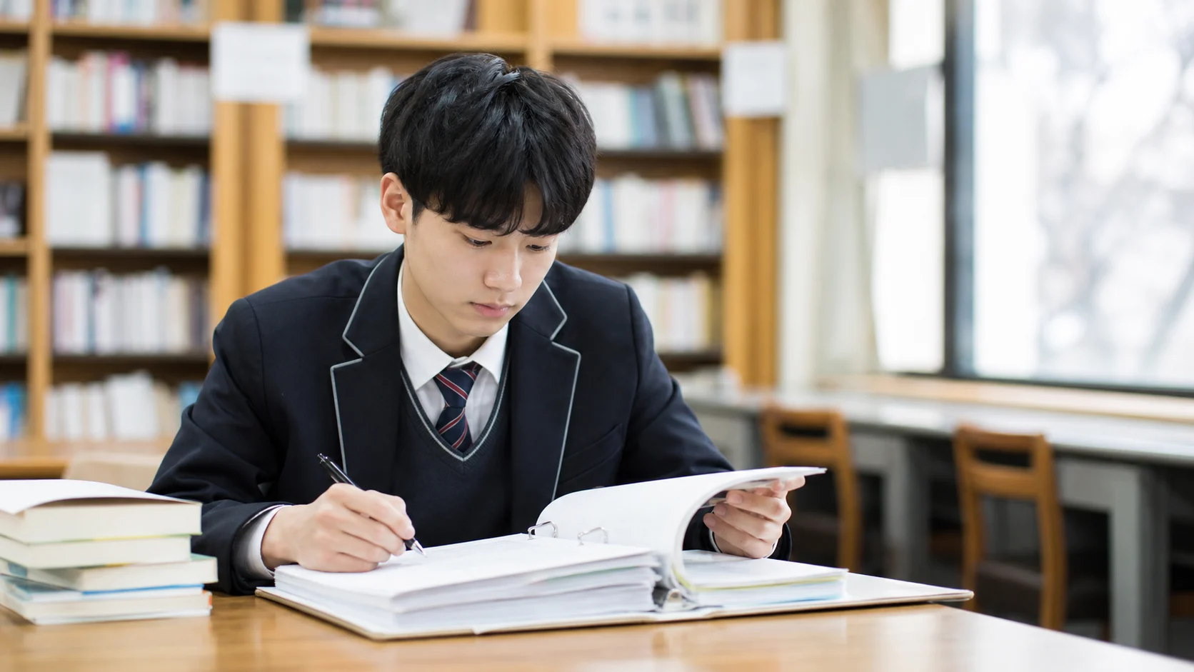 학생부교과전형 접수 기간에 지원 계획을 정리하는 모습